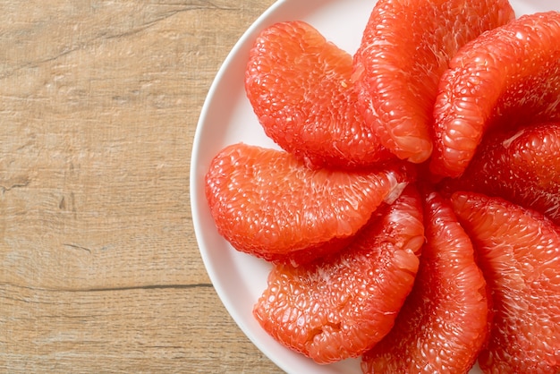 frutta fresca del pomelo rosso o pompelmo sulla piastra