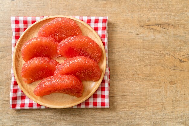 frutta fresca del pomelo rosso o pompelmo sulla piastra