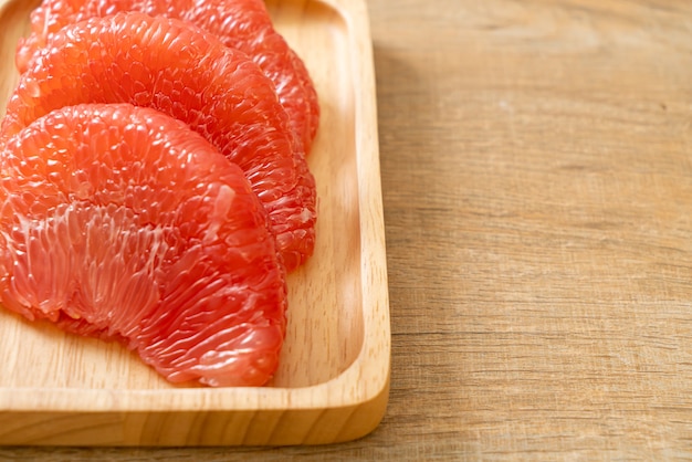 frutta fresca del pomelo rosso o pompelmo sulla piastra