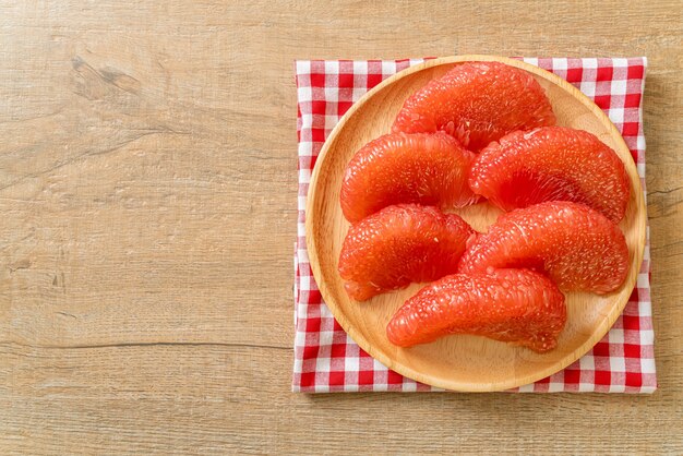 frutta fresca del pomelo rosso o pompelmo sulla piastra