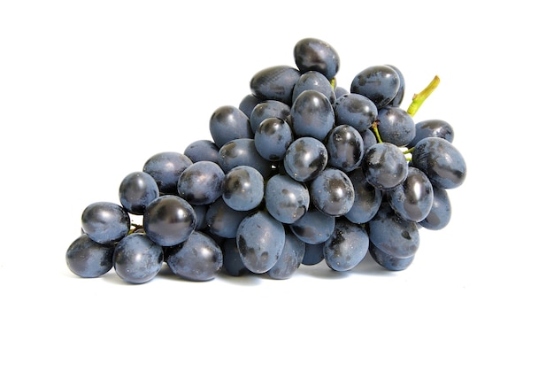 Frutta fresca dell'uva blu isolata