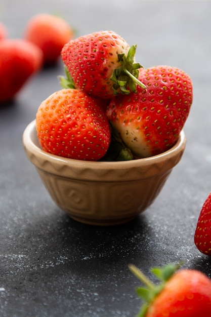 Frutta fresca della fragola in una ciotola