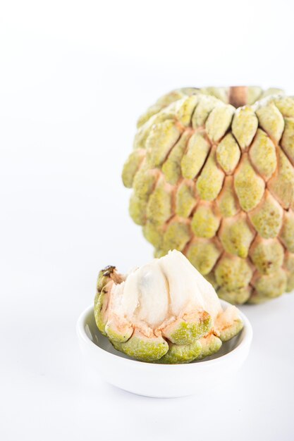 Frutta fresca della mela dello zucchero (Custard Apple), sweetsop su priorità bassa bianca