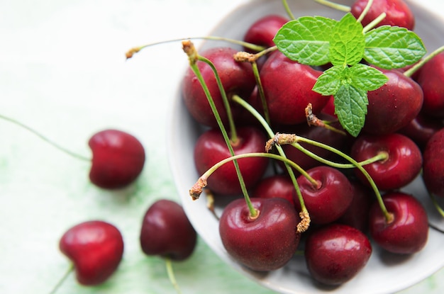 Frutta fresca delle ciliegie rosse in ciotola