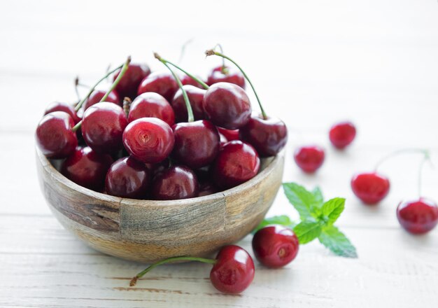 Frutta fresca delle ciliegie rosse in ciotola