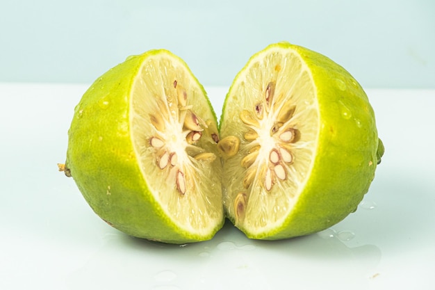 Frutta fresca di lime verde su sfondo bianco