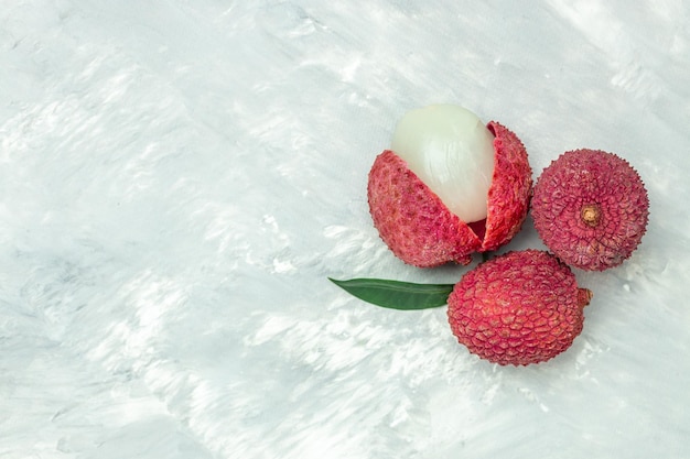 frutta fresca di litchi biologico su sfondo chiaro Vista dall'alto del formato banner lungo