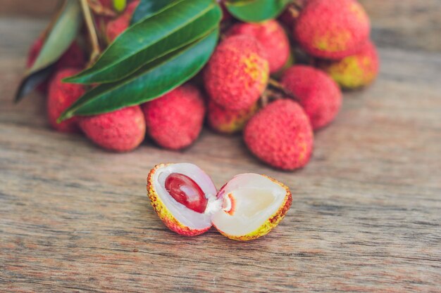 Frutta fresca di litchi su una vecchia superficie di legno