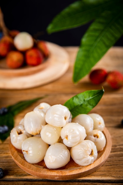 Frutta fresca di litchi sulla tavola di legno