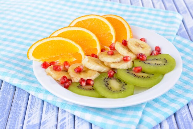 Frutta fresca dolce sul piatto sul primo piano della tavola