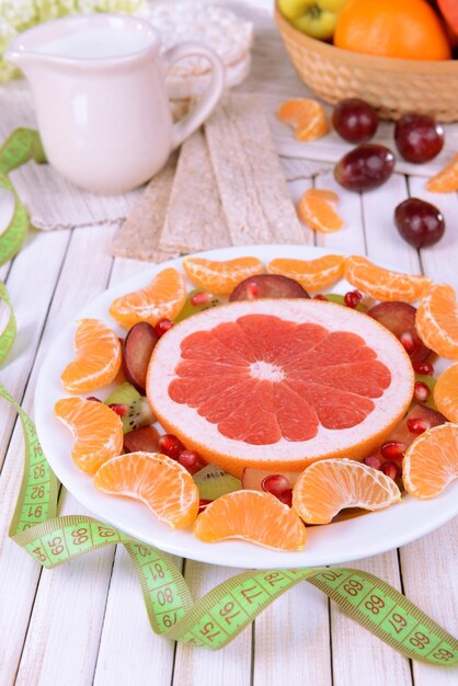 Frutta fresca dolce sul piatto sul primo piano della tavola