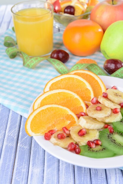 Frutta fresca dolce sulla zolla sul primo piano del tavolo