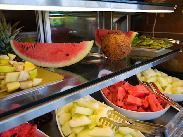 Frutta fresca e deliziosa al buffet dell'hotel