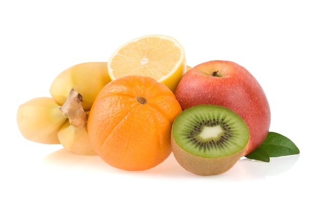 Frutta fresca e fette isolati su priorità bassa bianca