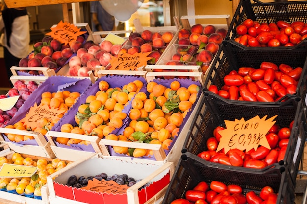 Frutta fresca e pomodori al mercato