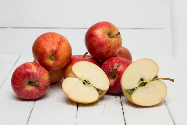 Frutta fresca gustosa mela rossa isolato su uno sfondo bianco.