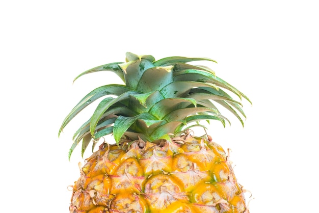 Frutta fresca matura dell'ananas isolata su fondo bianco