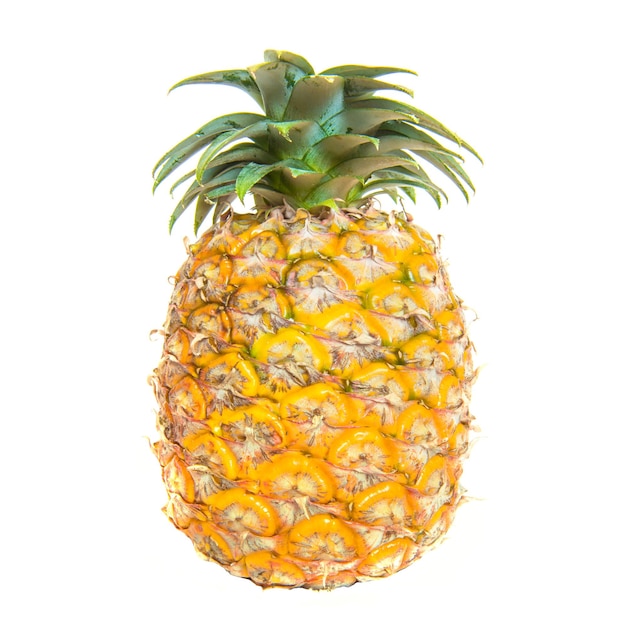 Frutta fresca matura dell'ananas isolata su fondo bianco