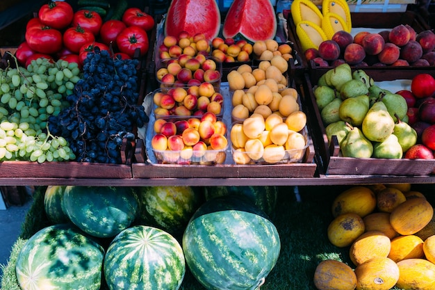 Frutta fresca matura sul mercato in scatole