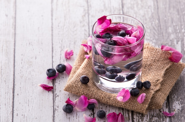 Frutta fresca Miscela aromatizzata all'acqua di mirtillo e rosa