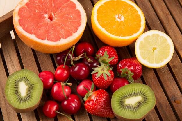 Frutta fresca su colore su fondo di legno