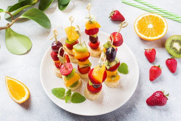 Frutta fresca su spiedini. Concept buffet per una festa estiva.