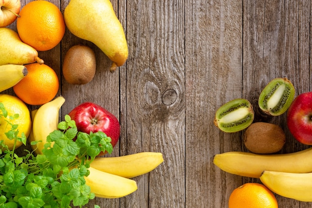 Frutta fresca su un tavolo di legno