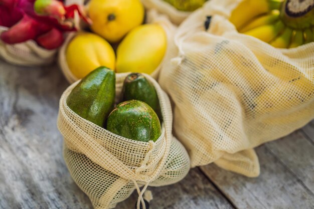 Frutta in un sacchetto riutilizzabile su un'elegante superficie della cucina in legno concetto zero rifiuti concetto senza plastica