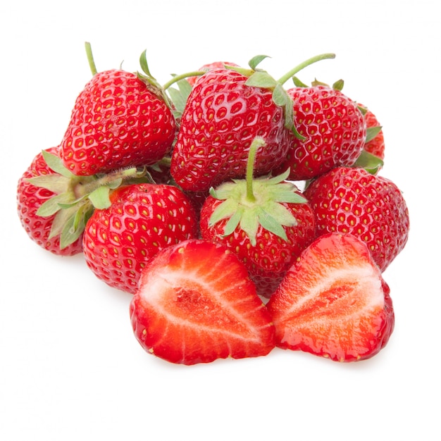 Frutta isolata fragola fresca su bianco