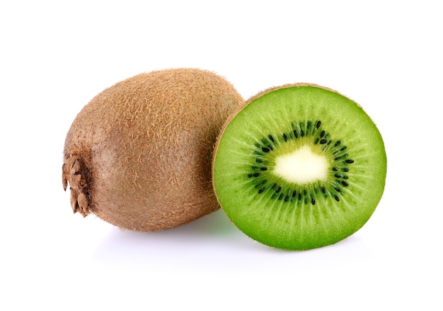 Frutta kiwi isolato sulla parete bianca