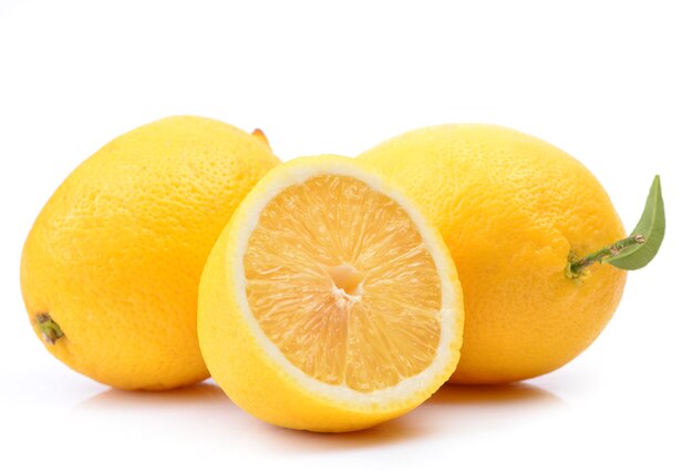 Frutta limone su sfondo bianco