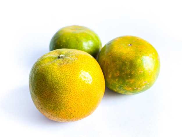 Frutta mandarino sullo sfondo bianco