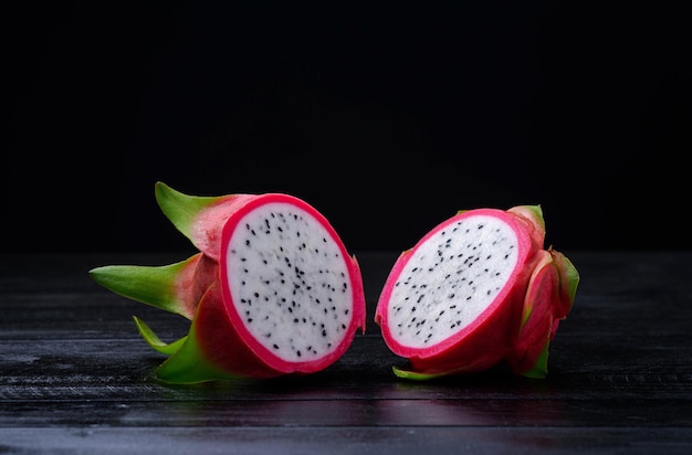 Frutta matura del drago isolata su fondo nero concetto sano della frutta