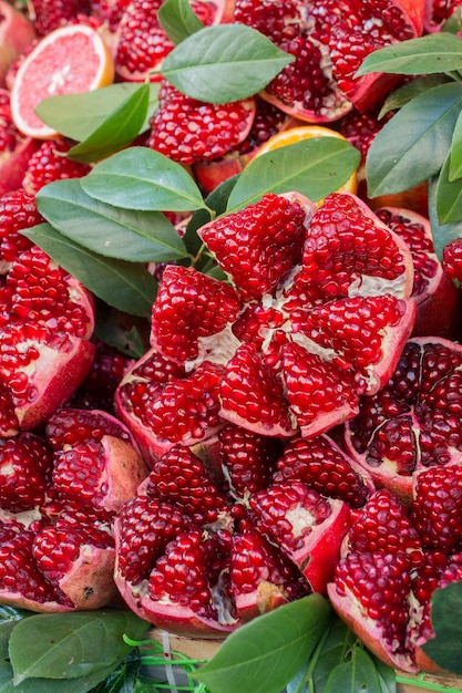 Frutta matura del melograno in un mercato