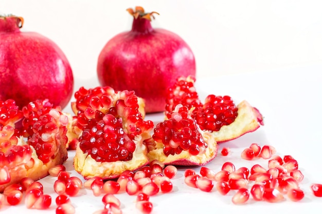 Frutta matura del melograno isolata sul ritaglio bianco del fondo