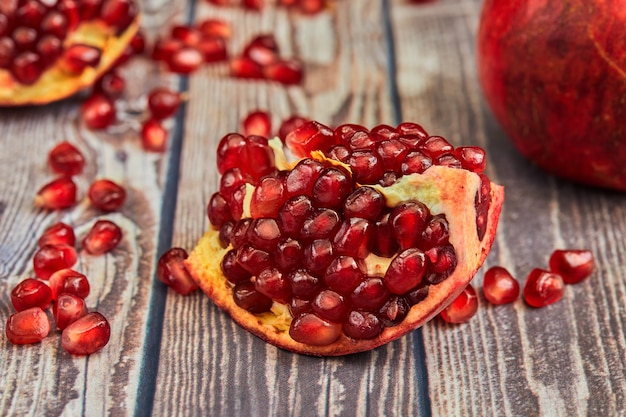 Frutta matura del melograno su vecchio di legno marrone