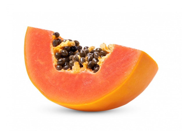 Frutta matura della papaia con i semi su bianco