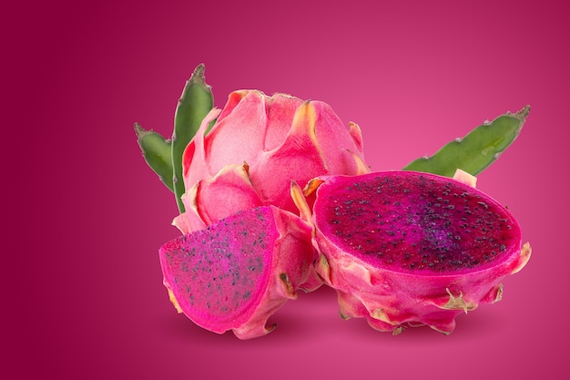 Frutta matura di pitahaya o frutta del drago con metà isolata su fondo rosso