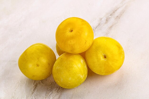 Frutta matura gialla del mucchio della prugna matura