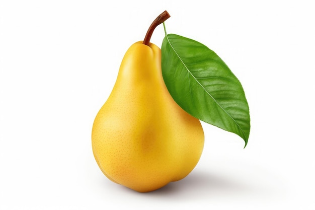 Frutta matura perfetta della pera gialla con la foglia isolata su fondo bianco
