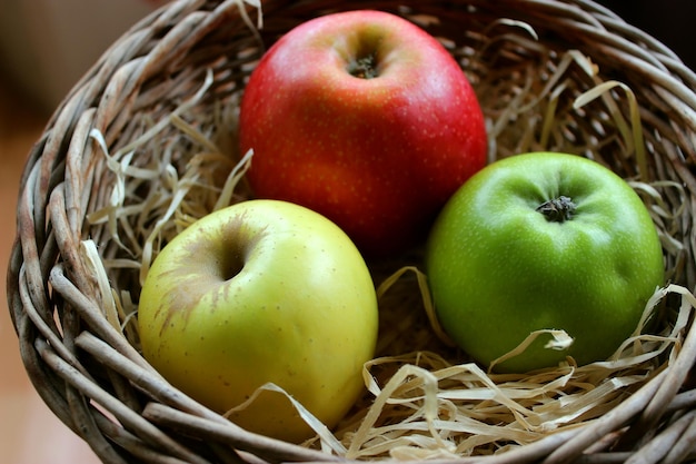 Frutta Mela Gialla, Rossa E Verde In Trucioli Di Legno In Un Primo Piano Del Vaso Di Vimini Foto