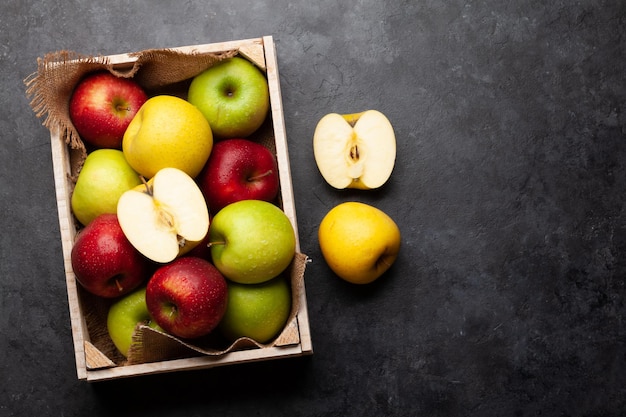 Frutta mela matura colorata in scatola
