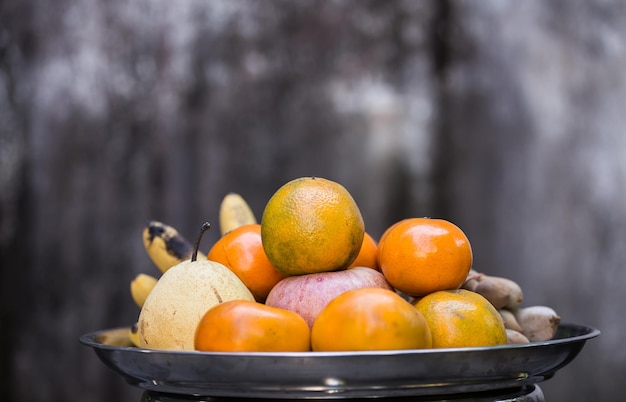 Frutta nel piatto ancora in vita