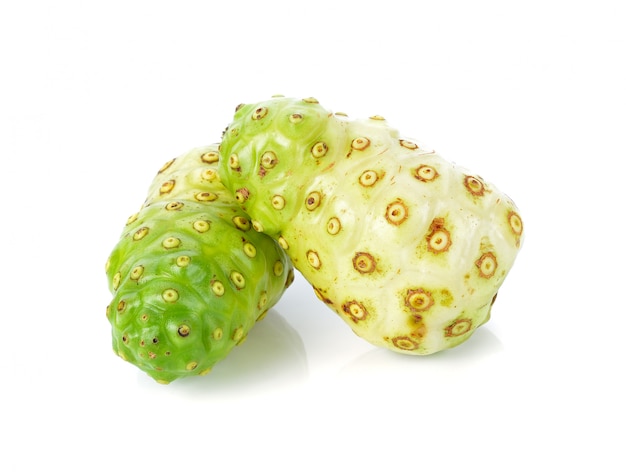 Frutta Noni su sfondo bianco