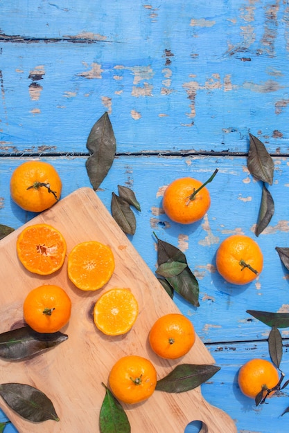 Frutta o mandarini freschi dei mandarini con le foglie sulla tavola di legno