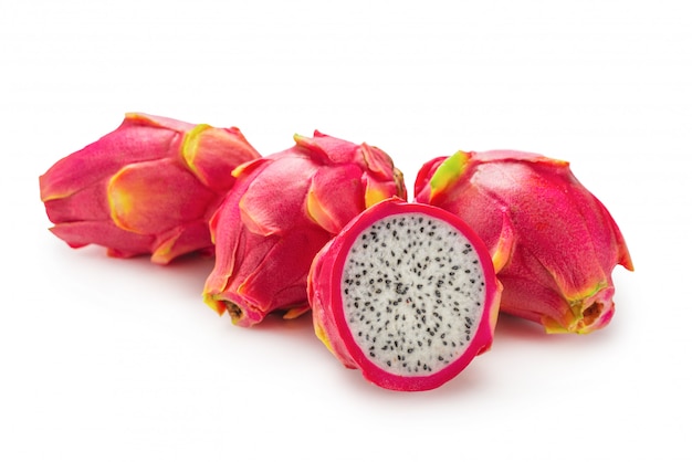 Frutta o pitaya saporita dolce del drago isolata su bianco.