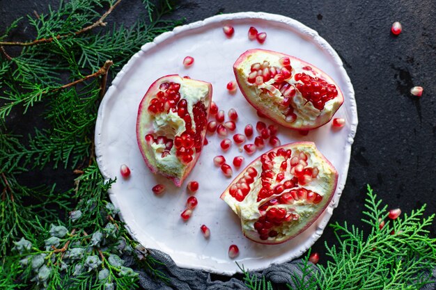 frutta rossa dolce melograno sul tavolo