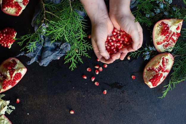 frutta rossa matura dolce del melograno sul tavolo