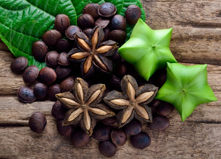 Frutta secca dei semi della capsula dell'arachide di sacha-Inchi sulla tavola di legno