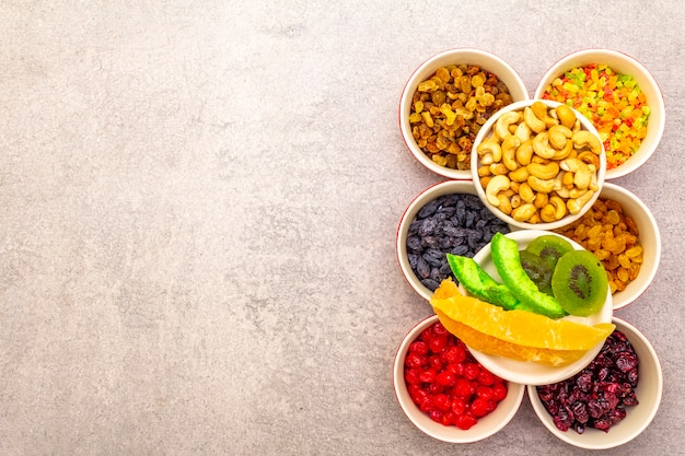 Frutta secca e candita e anacardi in ciotole di ceramica